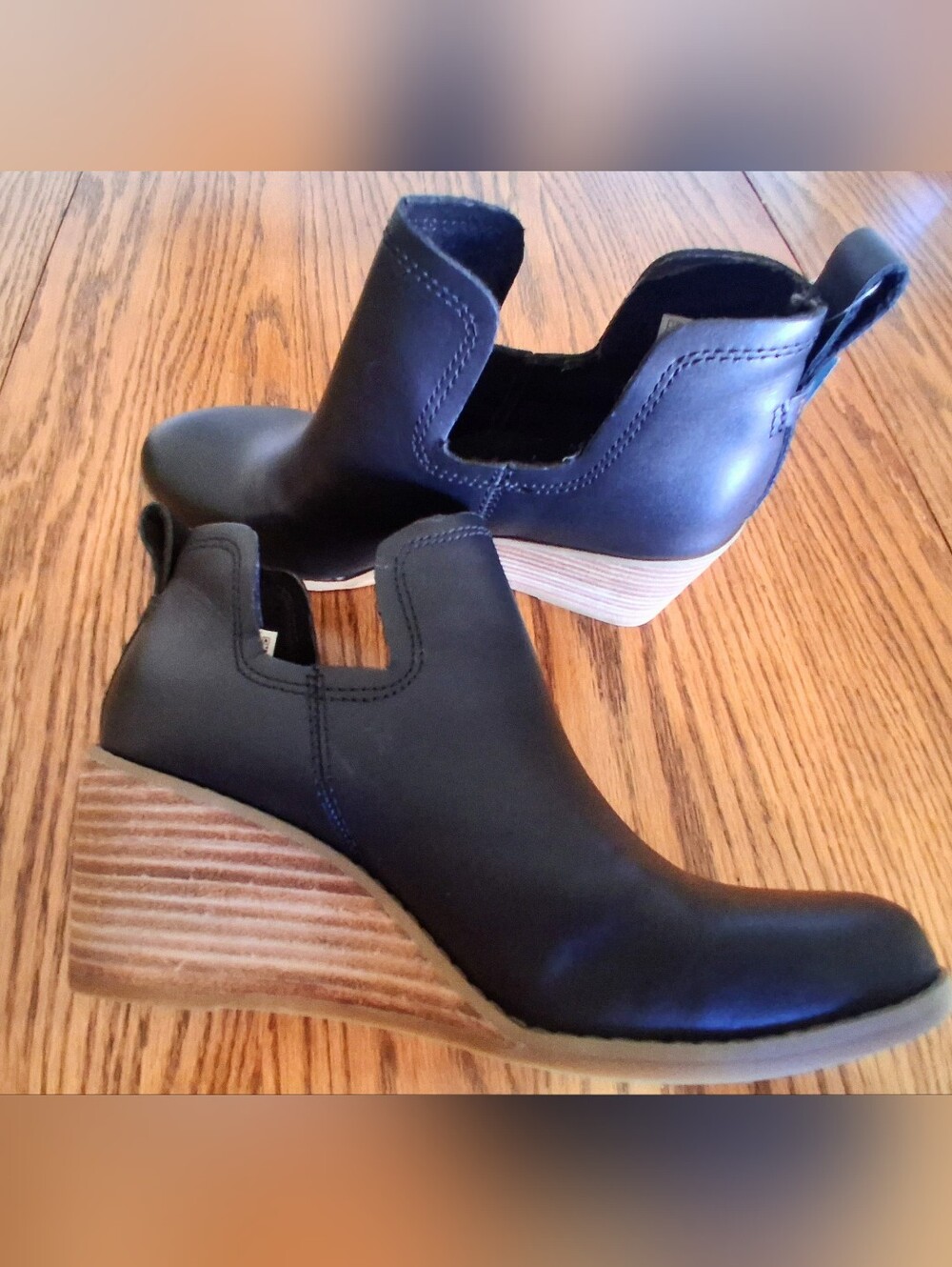 NWT Womens Black Leather Shoes, Ankle Boots, Size 6, By TOMS